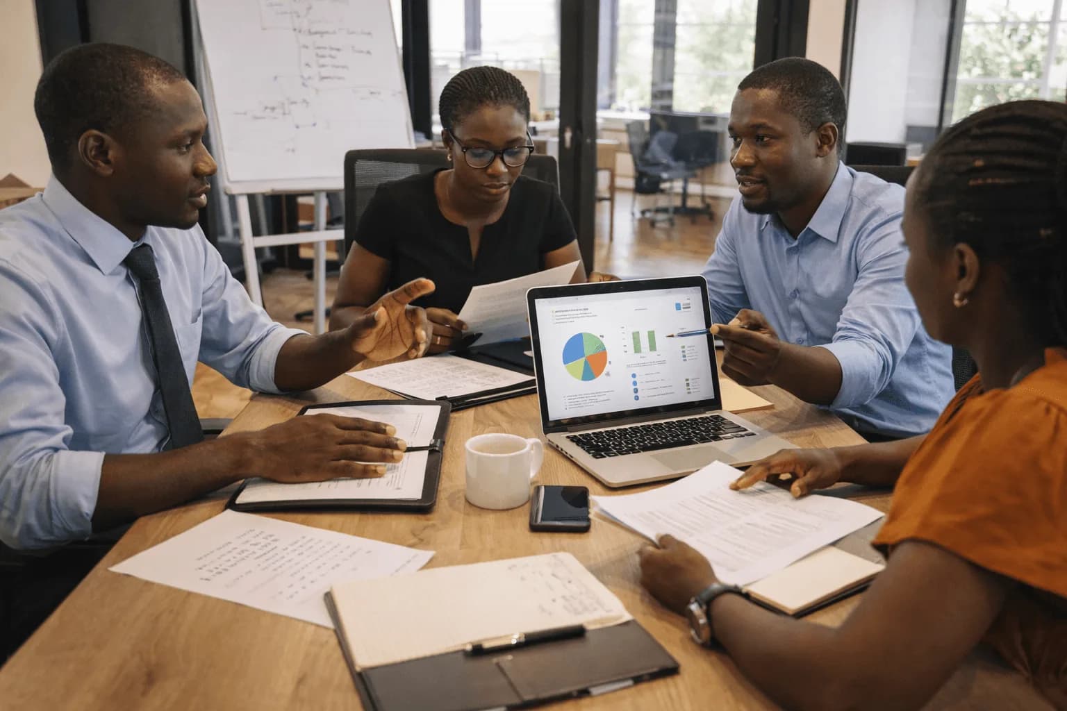 Équipe de professionnels en réunion de travail à Cotonou, Bénin